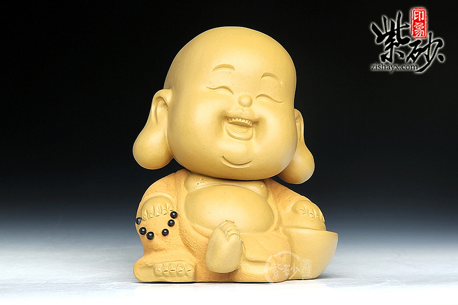 新出窑的紫砂壶,由于壶内会有一些烧制紫砂壶时放置的物质(例如:铝粉) 以及紫砂的小颗粒等等,还有一点泥土的腥气,必须要经过洗涤后才可以使用,我们称这种不同于其它器皿的洗涤方法为开壶,以下为您列举一个简单的开壶的方法:如上图所示开壶方法分为四个步骤: 1、清水煮壶 此步骤进行之前先要简单的清理一下壶表面的污渍,用软布沾温水细细擦净,然后待壶自然风干,放入清水中让其煮沸510分钟。 2、豆腐煮壶 将壶从清水中捞出来,待壶体自然冷凉之后,填装豆腐,最好用老豆腐。填装时稍微压紧,避免豆腐在水煮沸之后跑出壶体。装